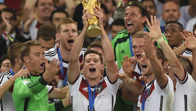 Julian Draxler (center) became soccer world champion with Germany in 2014 ... (Bild: AFP PHOTO / FABRICE COFFRINI )