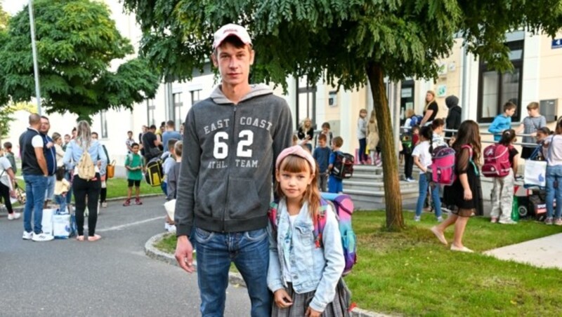 In Enns bringt Michael Baloh Tochter Johanna zur Schule, da der Bus nicht mehr in ihre Ortschaft fährt. (Bild: Dostal Harald)