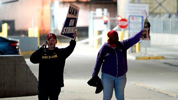 Streikende Arbeiter vor dem Ford-Werk in Wayne (Michigan)