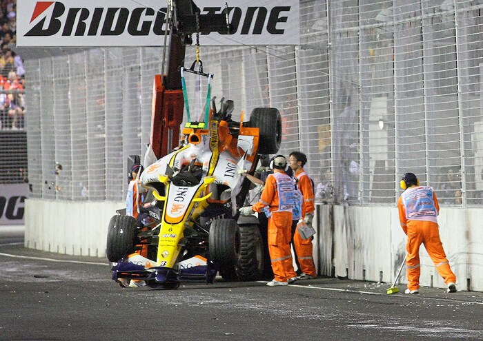 Der Unfall von Nelson Piquet junior brachte Fernando Alonso beim Singapur-GP 2008 den Sieg.