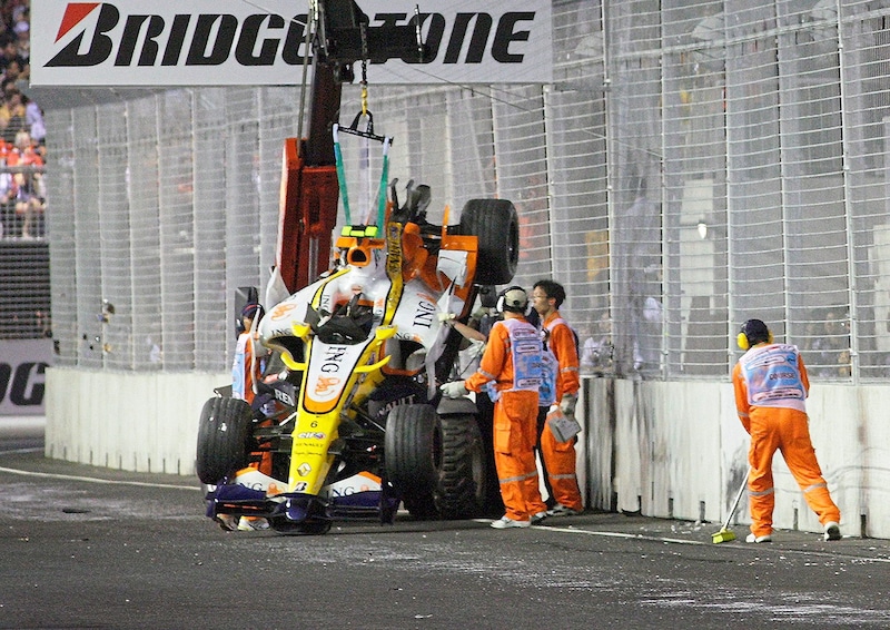 Der Unfall von Nelson Piquet junior brachte Fernando Alonso beim Singapur-GP 2008 den Sieg. (Bild: REUTERS)