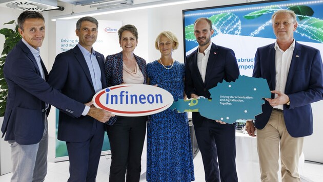 Digitalisierungsstaatssekretär Florian Tursky (Zweiter von rechts) bei der Eröffnung des neuen Kompetenzzentrums von Infineon in Innsbruck. (Bild: Infineon Technologies Austria/Hetfleisch)