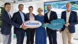 Digitalisierungsstaatssekretär Florian Tursky (Zweiter von rechts) bei der Eröffnung des neuen Kompetenzzentrums von Infineon in Innsbruck. (Bild: Infineon Technologies Austria/Hetfleisch)