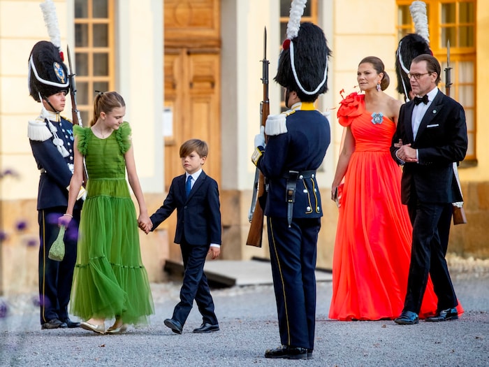 Prinzessin Estelle im Tüllkleid ihrer Mutter, ihr Bruder, Prinz Oscar, trägt einen Anzug.