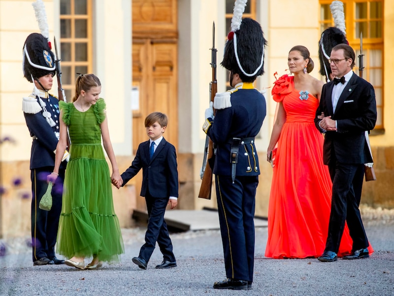 Prinzessin Estelle im Tüllkleid ihrer Mutter, ihr Bruder, Prinz Oscar, trägt einen Anzug. (Bild: Royal Press Europe / Action Press / picturedesk.com)