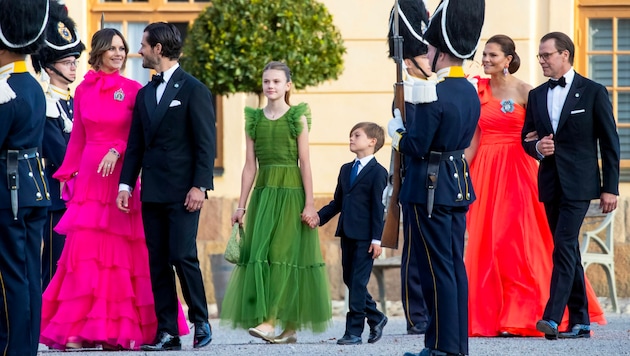 Prinzessin Sofia, Prinz Carl Philip, Prinzessin Estelle, Prinz Oscar, Kronprinzessin Victoria und Prinz Daniel auf dem Weg in die königliche Oper. (Bild: Royal Press Europe / Action Press / picturedesk.com)