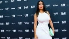 Salma Hayek liebt hautenge Kleider, die ihre Figur zur Geltung bringen. (Bild: APA/Christopher Katsarov/The Canadian Press via AP)