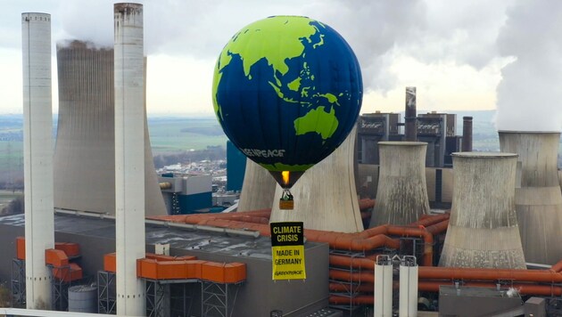 Gewagt und medienwirksam, aber nicht immer legal sind die Aktionen von Greenpeace. Auch Kritik am Verein findet Platz. (Bild: © Greenpeace)
