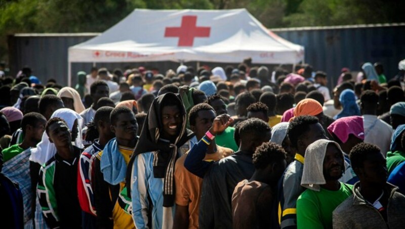 Das Aufnahmezentrum auf Lampedusa ist mit Tausenden Migranten konfrontiert. Es ist aber eigentlich für weniger als 400 Menschen ausgelegt. (Bild: APA/AFP/Alessandro Serranò)