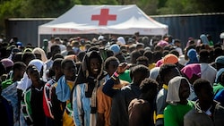 Migration: Asylwerber in Italien sollen künfitg eine Kaution zahlen, um zu vermeiden, in einem Abschiebezentrum zu landen. (Bild: APA/AFP/Alessandro Serranò)