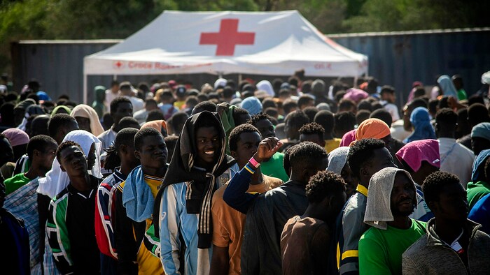 Das Aufnahmezentrum auf Lampedusa ist mit Tausenden Migranten konfrontiert. Es ist aber ...
