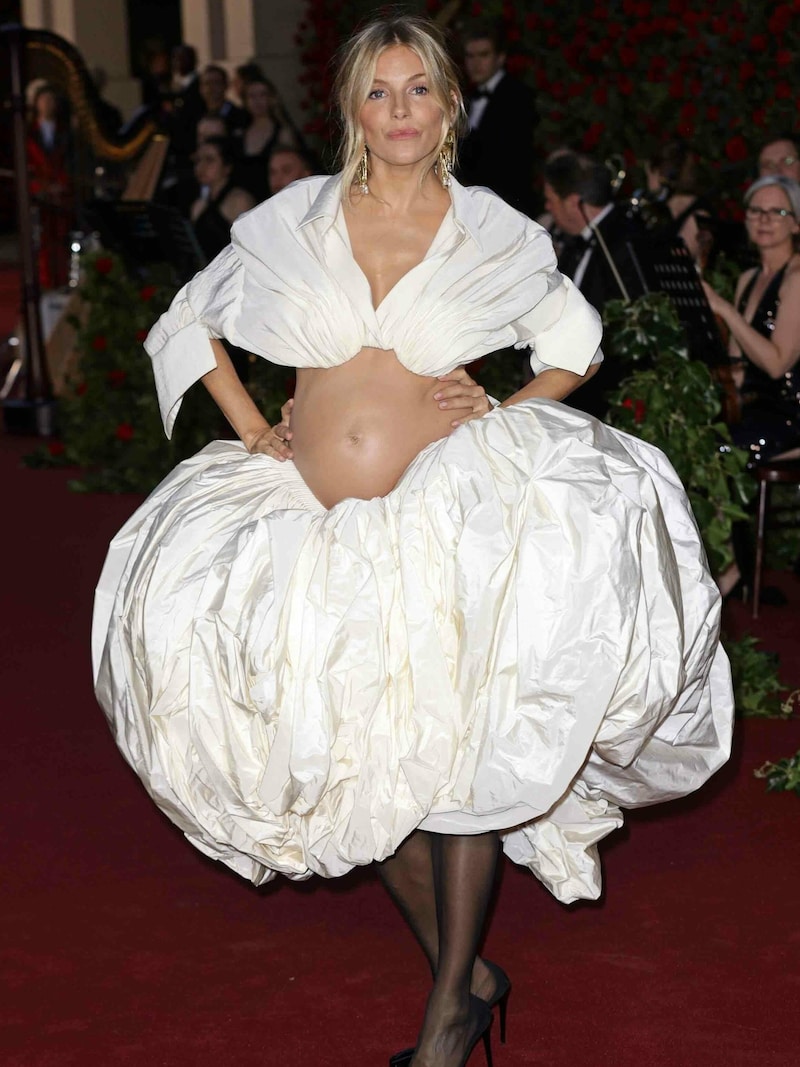 Sienna Miller in einem zweiteiligen Outfit von Schiaparelli (Bild: www.PPS.at)