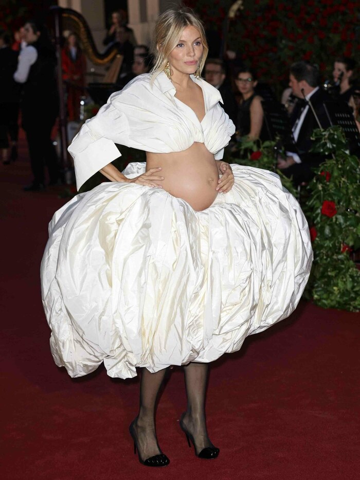 Die schwangere Sienna Miller in einem Kreation von Schiaparelli