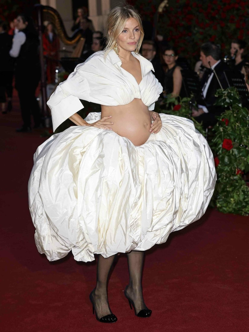 Die schwangere Sienna Miller in einem Kreation von Schiaparelli (Bild: www.PPS.at)