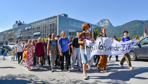 Zahlreiche junge Aktivisten marschierten durch die Stadt Kufstein. (Bild: Michael Berger)