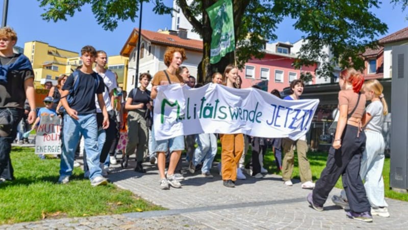 Die Aktivisten zogen durch Kufstein. (Bild: Michael Berger)