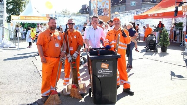 Klimastadtrat Jürgen Czernohorszky und „seine“ 48er-Truppe (Bild: PID/VOTAVA)