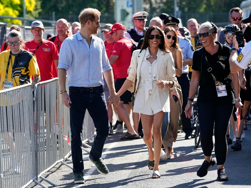 Prinz Harry und Herzogin Meghan bei einem Auftritt bei den Invictus Games am 15. September 2023. (Bild: APA/AP Photo/Martin Meissner)