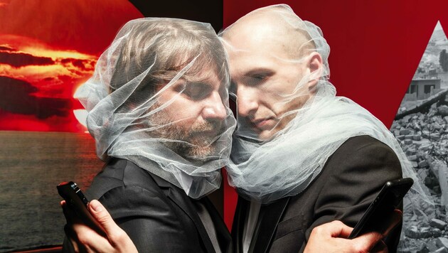 Martin Brunnemann (li.) und Lukas Weiss im Revolutions- drama „Dantons Tod“ (Bild: Zoe Goldstein)