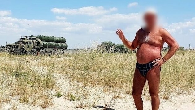 Der russische Krim-Urlauber ahnte wohl nicht, dass er mit diesem Foto dem Kreml einen Schaden in Milliardenhöhe einbringt. (Bild: twitter.com/DefenceU)