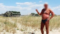 Der russische Krim-Urlauber ahnte wohl nicht, dass er mit diesem Foto dem Kreml einen Schaden in Milliardenhöhe einbringt. (Bild: twitter.com/DefenceU)