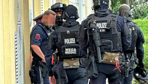 Polizei-Großeinsatz Ende August bei ÖVP-Ministerin Edtstadler (Bild: Robert Loy, Krone KREATIV)