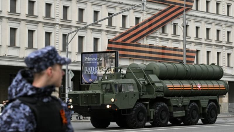 Ein russisches Fahrzeug mit dem Raketensystem S-400 „Triumf“ auf dem Weg zur traditionellen Militärparade in Moskau. (Bild: AFP )