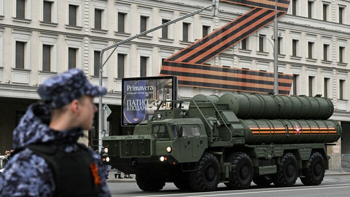 Ein russisches Fahrzeug mit dem Raketensystem S-400 „Triumf“ auf dem Weg zur traditionellen ...