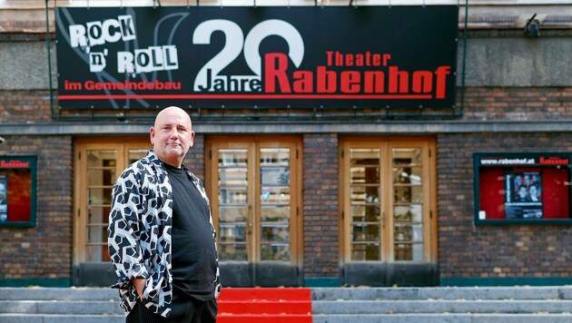 Rabenhof-Direktor Thomas Gratzer lässt zum 20er nicht nur die Sektkorken knallen!