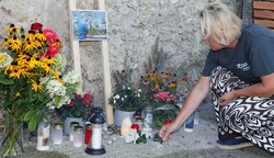 Zoo-Chefin Sabine Grebner legte eine Blume bei der Gedenkstätte für die Tote nieder (Bild: Tschepp Markus)