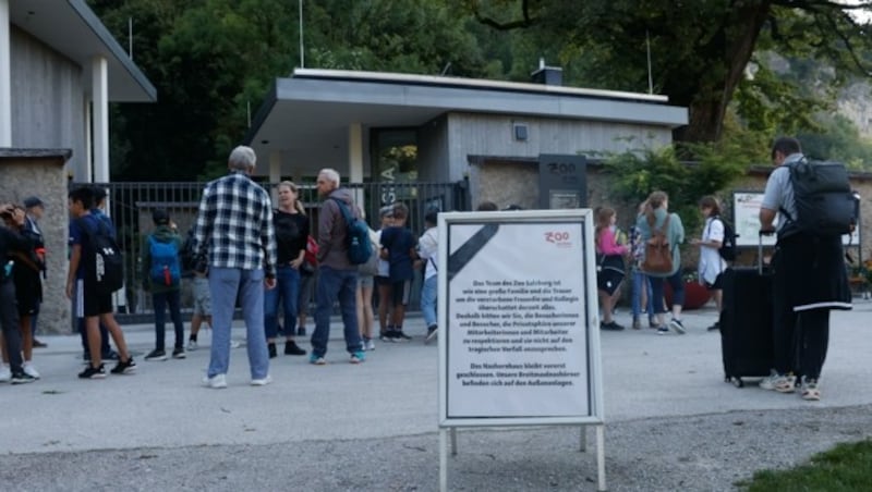 Vor dem Eingang des Tiergartens warteten bereits vor der Start um 9 Uhr die ersten Menschen. (Bild: Tschepp Markus)