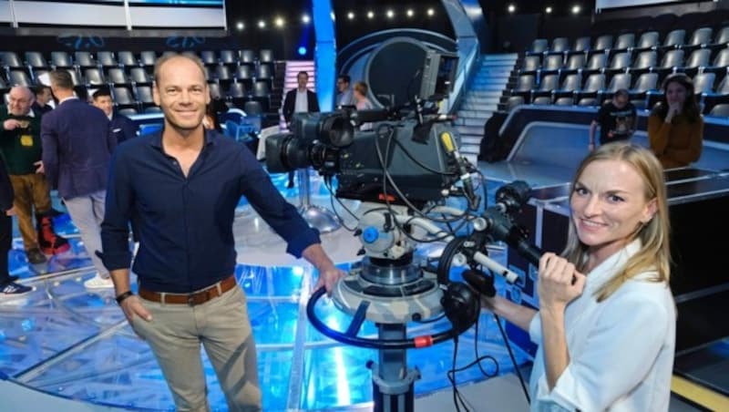 Ins Bild gerückt: Leopoldsberger mit Walchhofer bei der Aufzeichnung zur Promi-Sportler-„Millionenshow“ (Bild: Pichlkostner)