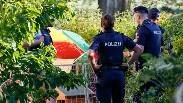 Polizei-Einsatz im Garten eines Wohnhauses am 13. Juni (Bild: Tschepp Markus)