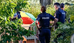 Polizei-Einsatz im Garten eines Wohnhauses am 13. Juni (Bild: Tschepp Markus)