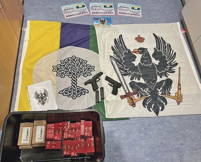 Sichergestelltes Beweismaterial der Großrazzia Ende Juli gegen die staatsfeindliche Bewegung ...
