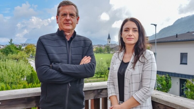 Wörgls Vize Roland Ponholzer und Zentralpersonalvertreterin Biljana Vrzogic kritisieren auf das Schärfste den sich seltsam anmutenden Führungsstil von Wörgls Bürgermeister Michael Riedhart. (Bild: Hubert Berger)