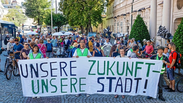 Auch in Salzburg versammelten sich Freitag Aktivisten und protestierten für das Klima. (Bild: Markus Tschepp)