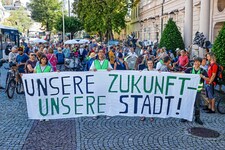 Auch in Salzburg versammelten sich Freitag Aktivisten und protestierten für das Klima. (Bild: Markus Tschepp)