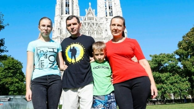 Die Familie Ponomarov vor der Votivkirche. (Bild: Groh Klemens)