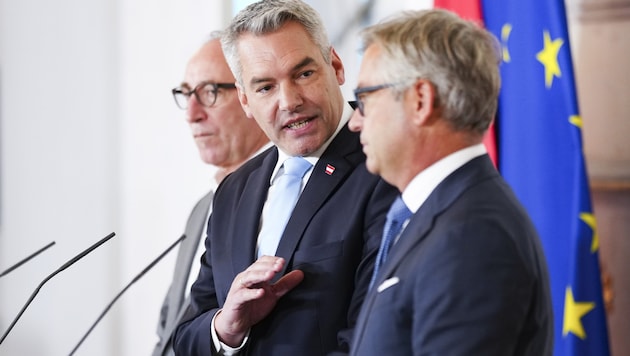 Federal Chancellor Karl Nehammer with his Finance Minister Magnus Brunner (r.): The ÖVP leader wants no part of austerity packages in the middle of the election campaign. (Bild: APA/EVA MANHART)