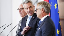 Kanzler Nehammer mit den Ministern Rauch und Brunner (Bild: APA/EVA MANHART)