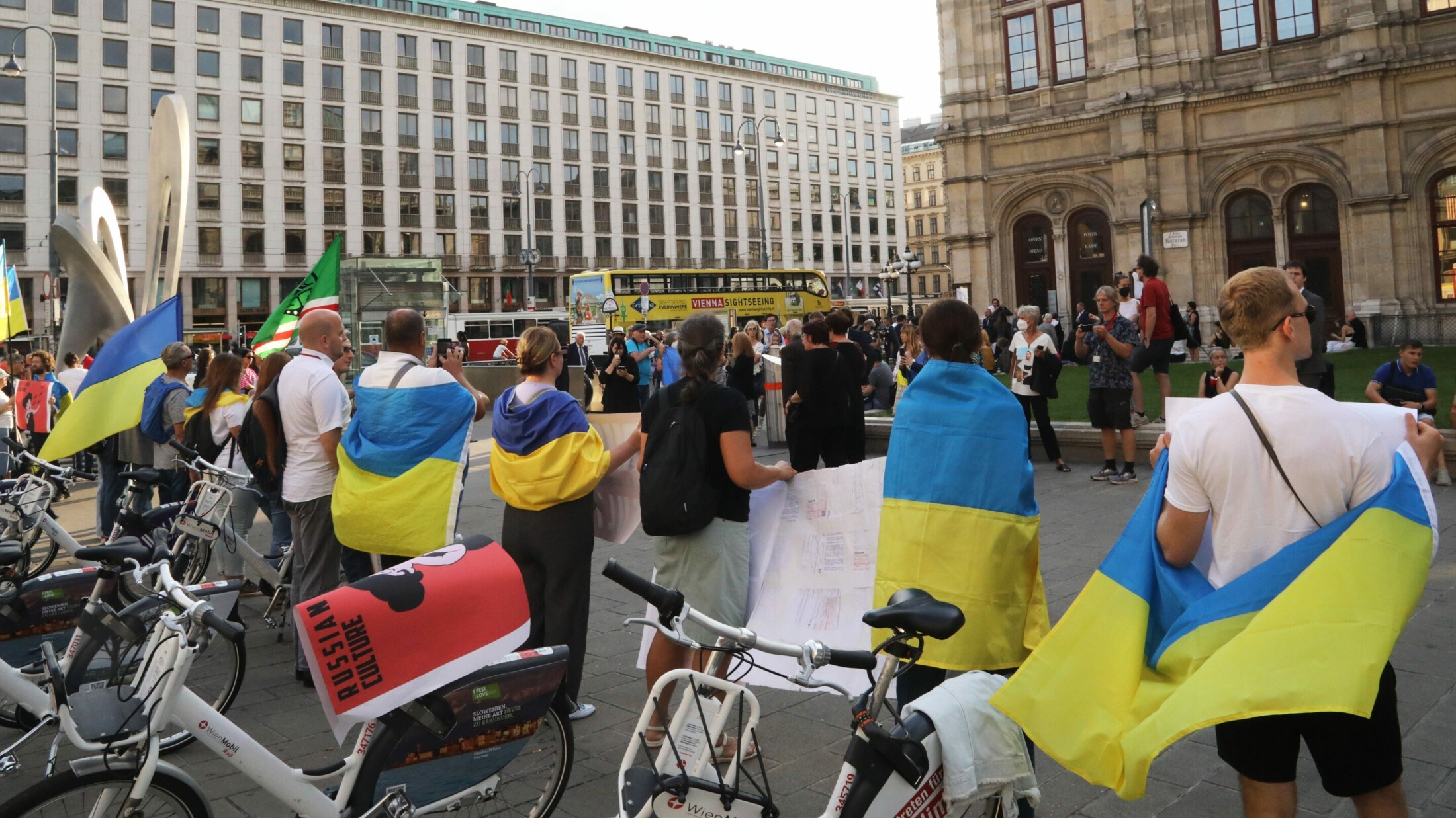 „Putin-Unterstützerin“ - Proteste Gegen Auftritt Von Netrebko In Berlin ...