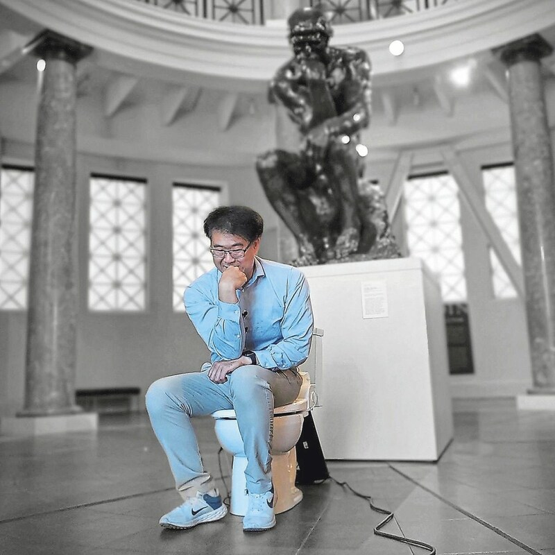 Seung Min Park auf seiner „Stanford-Toilette“ (Bild: ig nobel prize 2023)