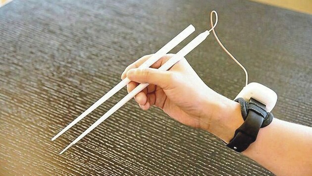 Forscher testen, ob Elektro-Essstäbchen den Geschmack von Speisen verändern. (Bild: ig nobel prize 2023)