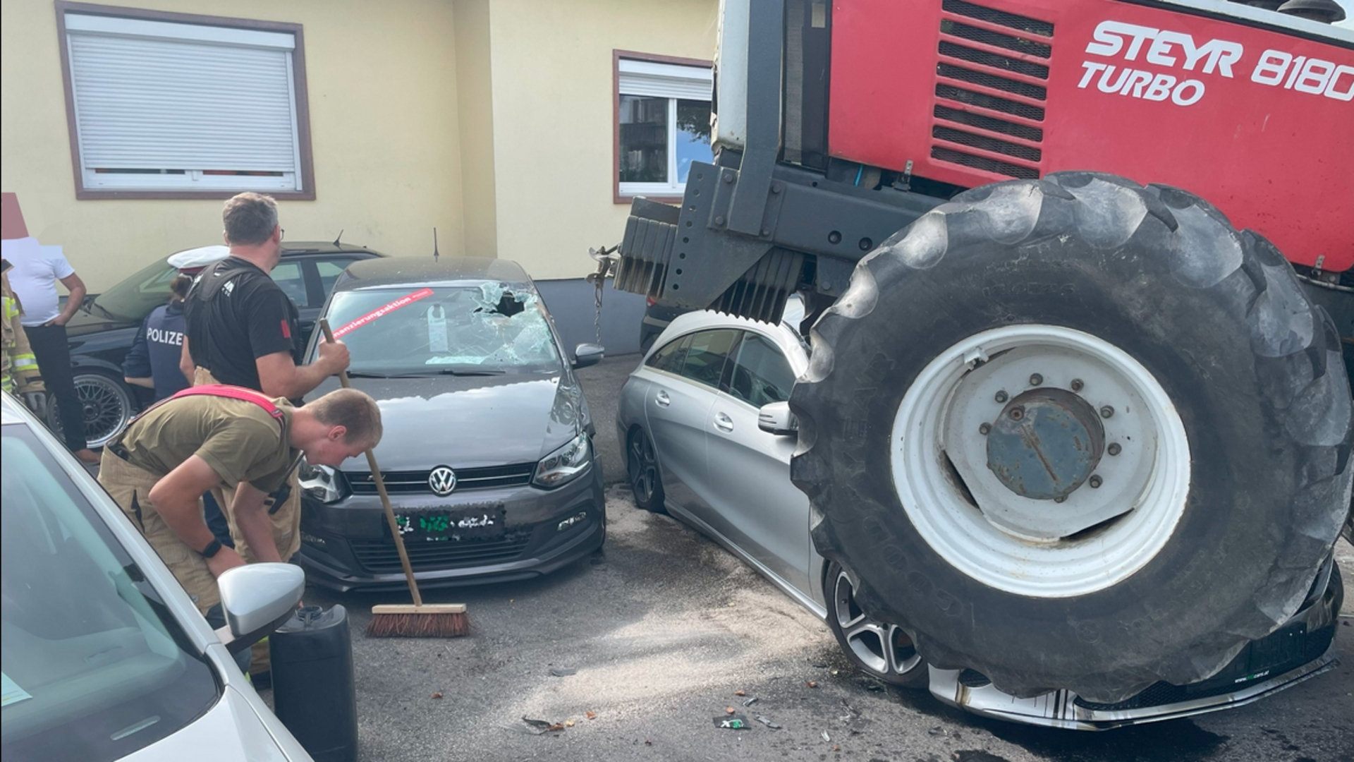 Falkenau: Traktor prallt auf Laster - hoher Schaden