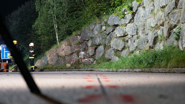 Gegen diese Steinmauer war der Motorradfahrer geprallt.