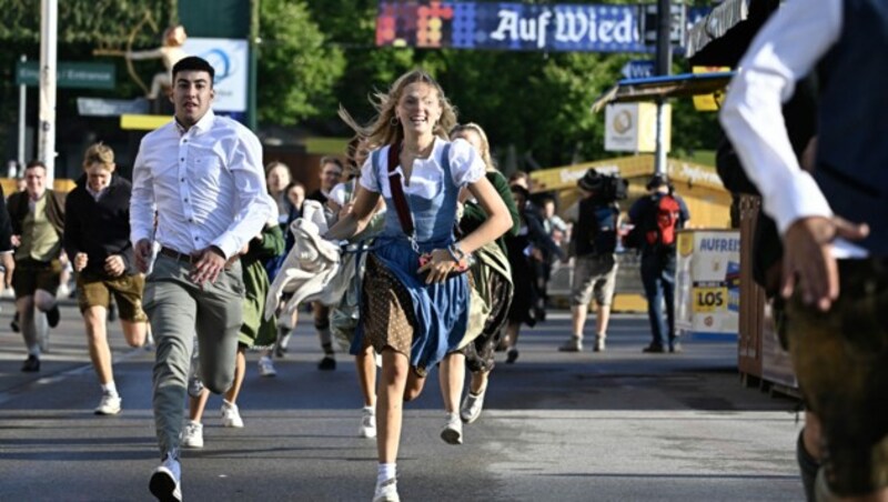 Um 9 Uhr stürmten die ersten Besucher das Gelände. Das Ziel: die besten Tische und Plätze reservieren (Bild: AFP)