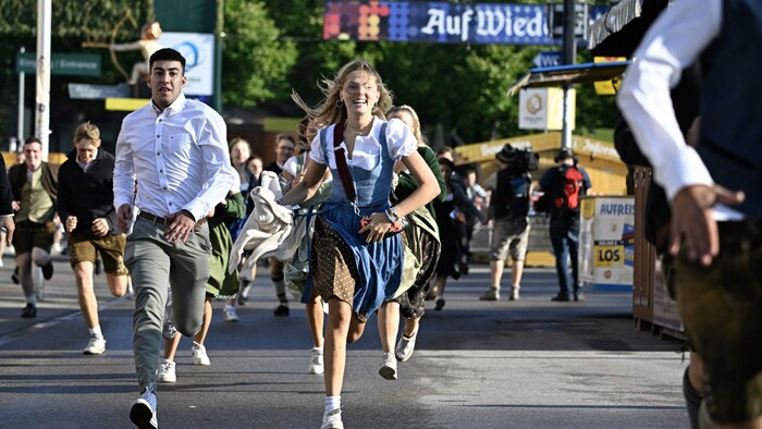 Um 9 Uhr stürmten die ersten Besucher das Gelände. Das Ziel: die besten Tische und Plätze ...