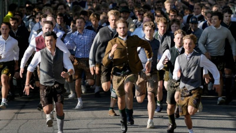 Zuerst durften die Gäste das Gelände stürmen. Um 10.45 Uhr folgte der Einzug der Wiesn-Wirte. Am Sonntag folgt der Trachten- und Schützenzug. (Bild: AP)