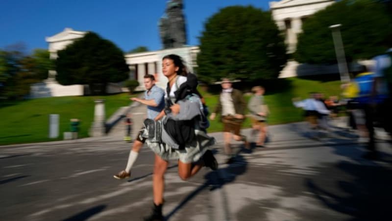 Am Eröffnungstag herrscht von 12 Uhr mittags bis Mitternacht Betrieb - trotzdem hatten es viele eilig, jede Sekunde auszunutzen. (Bild: AP)